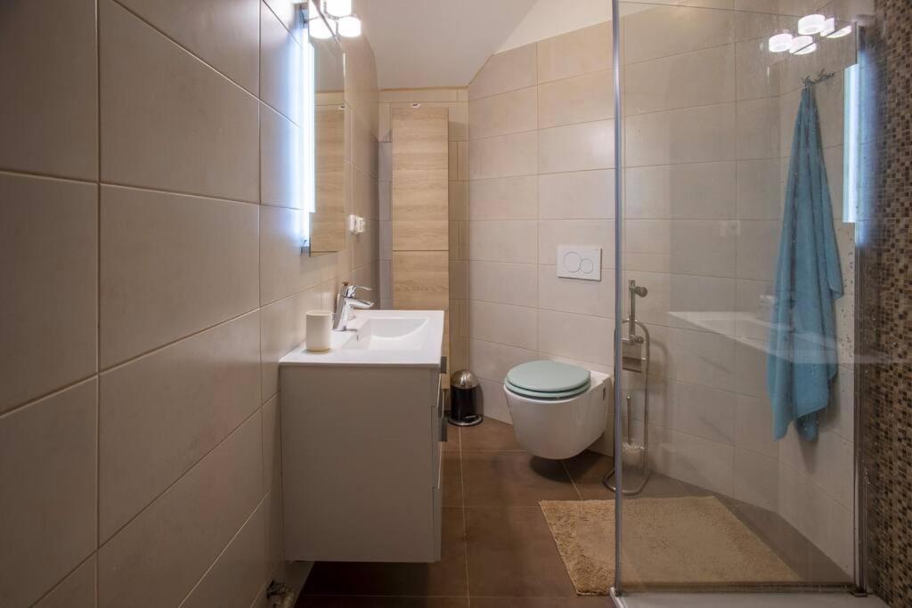 7 Bedroom Secluded Villa Close To Prague Ржичани Экстерьер фото